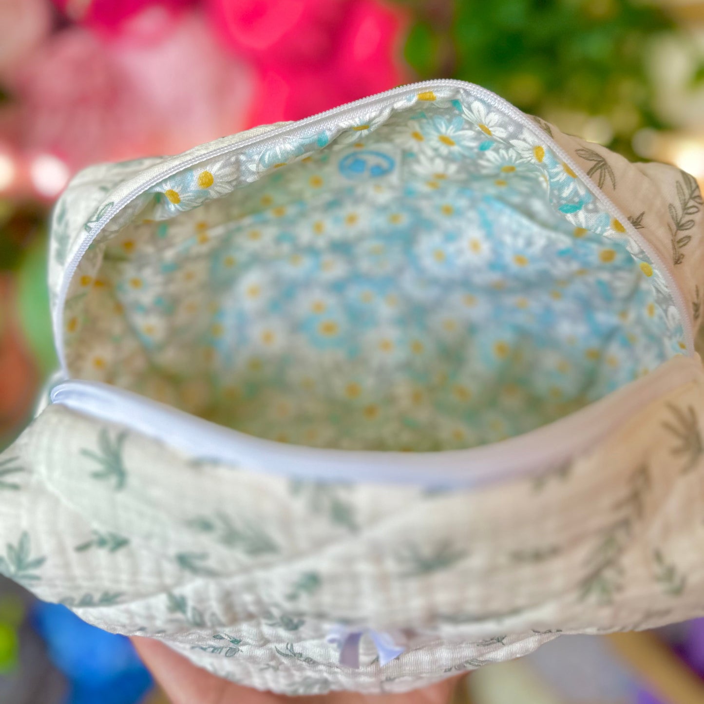 Leafy Daisy Quilted Makeup Bag